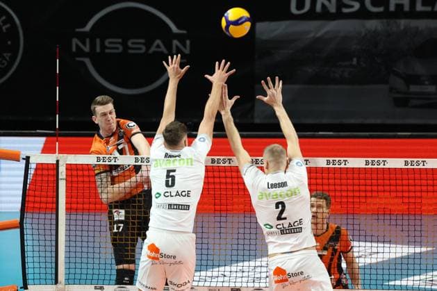 DEU, DVV, 1 VBL, BR Volleys vs Lueneburg, 06 12 2023, Max Schmeling Halle, Berlin, DEU, DVV, 1 VBL, BR Volleys vs Lueneburg, in the picture Marek Sotola BR Volleys 17 , Erik Roehrs Lueneburg 5 , Blake Leeson Lueneburg 2 Photo Juergen Engler nordphoto GmbH nordphotoxGmbHx xEngler nph00076