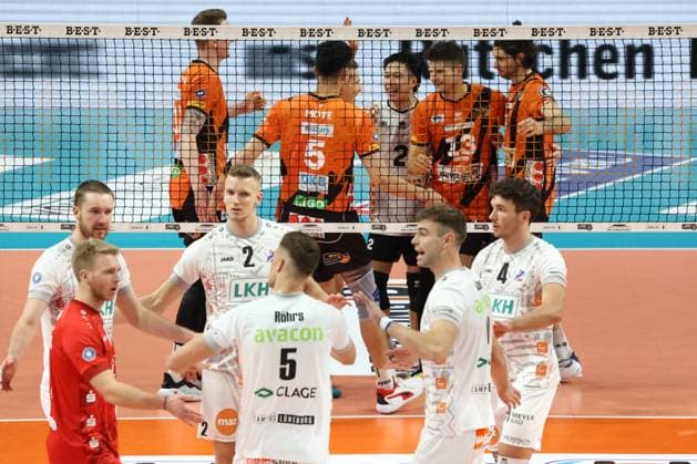 DEU, DVV, 1 VBL, BR Volleys vs Lueneburg, 06 12 2023, Max Schmeling Halle, Berlin, DEU, DVV, 1 VBL, BR Volleys vs Lueneburg, in the picture BR Volleys players circle, Lueneburg players circle Photo Juergen Engler nordphoto GmbH nordphotoxGmbHx xEngler nph00076