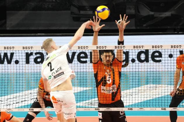 DEU, DVV, 1 VBL, BR Volleys vs Lueneburg, 06 12 2023, Max Schmeling Halle, Berlin, DEU, DVV, 1 VBL, BR Volleys vs Lueneburg, in the picture Neheimjah Mote BR Volleys 5 , Blake Leeson Lueneburg 2 Photo Juergen Engler nordphoto GmbH nordphotoxGmbHx xEngler nph00076