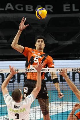 DEU, DVV, 1 VBL, BR Volleys vs Lueneburg, 06 12 2023, Max Schmeling Halle, Berlin, DEU, DVV, 1 VBL, BR Volleys vs Lueneburg, in the picture Neheimjah Mote BR Volleys 5 , Jesse Elser Lueneburg 3 , Matthew Knigge Lueneburg 13 Photo Juergen Engler nordphoto GmbH nordphotoxGmbHx xEngler nph00076