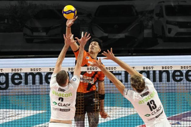 DEU, DVV, 1 VBL, BR Volleys vs Lueneburg, 06 12 2023, Max Schmeling Halle, Berlin, DEU, DVV, 1 VBL, BR Volleys vs Lueneburg, in the picture Neheimjah Mote BR Volleys 5 , Jesse Elser Lueneburg 3 , Matthew Knigge Lueneburg 13 Photo Juergen Engler nordphoto GmbH nordphotoxGmbHx xEngler nph00076