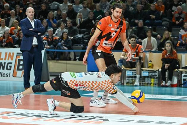 Berlin, Germany 06 December 2023 DVV Pokal 1 2 Final 2023 2024 Berlin Recycling Volleys vs SVG Lüneburg In the picture Satoshi Tsuiki BR Volleys backs up to receive the ball, in the background from left Joel Banks coach BR Volleys , Timothee Carle BR Volleys Copyright: xFotostandx xReuhlx