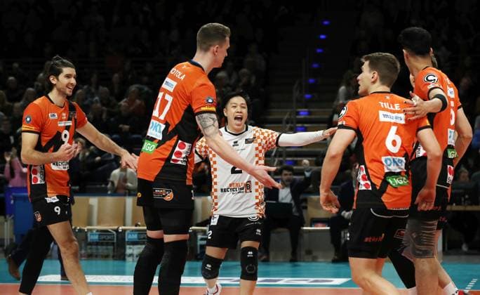 Timothee Carle, Marek Sotola, Satoshi Tsuiki, Johannes Tille, Nehemiah Mote cheer after winning points Joy Emotion Jubilation Sport Volleyball DVV Pokal Semi-Final Men Season 2023 2024 06 12 2023 BR Volleys Berlin BRV vs SVG Lüneburg