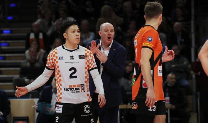 Satoshi Tsuiki, coach Joel Banks talks to Ruben Schott Sport Volleyball DVV Cup semi-final mens season 2023 2024 06 12 2023 BR Volleys Berlin BRV vs SVG Lüneburg
