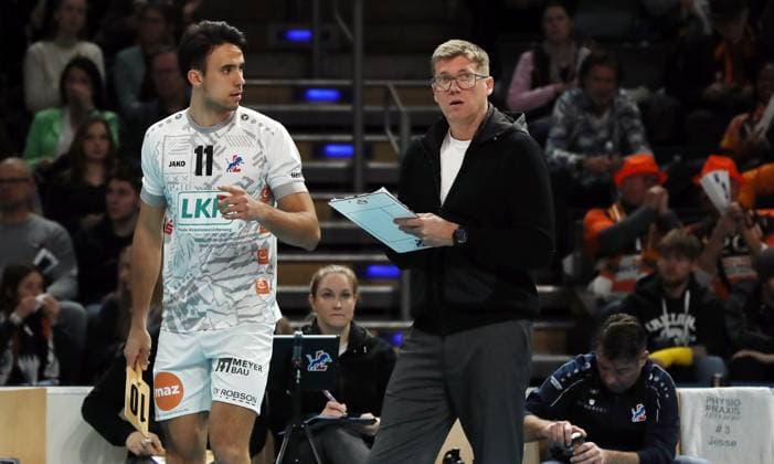 Xander Ketrzynski, coach Stefan Hübner Upper body action Sport Volleyball DVV Cup semi-final mens season 2023 2024 06 12 2023 BR Volleys Berlin BRV vs SVG Lüneburg