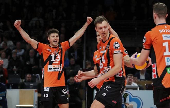 Ruben Schott, Johannes Tille, Timo Tammemaa, Marek Sotola cheer after winning 1 0 set Joy Emotion Jubilation Sport Volleyball DVV Pokal Semi-Final Men Season 2023 2024 06 12 2023 BR Volleys Berlin BRV vs SVG Lüneburg