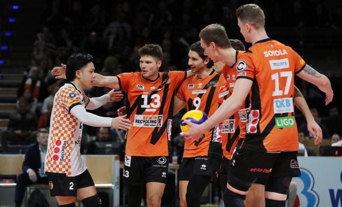 Satoshi Tsuiki, Ruben Schott, Johannes Tille, Timo Tammemaa, Marek Sotola cheer after winning 1 0 set Joy Emotion Jubilation Sport Volleyball DVV Pokal Semi-Final Men Season 2023 2024 06 12 2023 BR Volleys Berlin BRV vs SVG Lüneburg