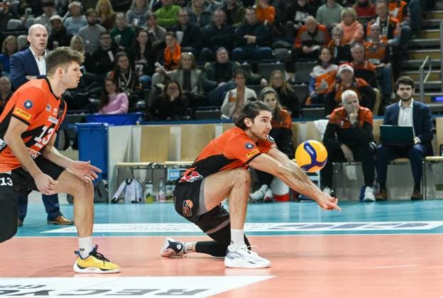 Berlin, Germany 06 December 2023 DVV Cup 1 2 Final 2023 2024 Berlin Recycling Volleys vs SVG Lüneburg In the picture from left Ruben Schott BR Volleys secures the ball from Timothee Carle BR Volleys Copyright: xFotostandx xReuhlx