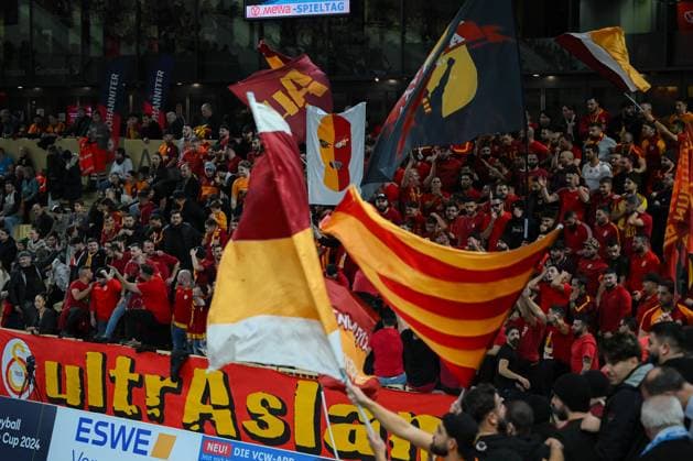 06 12 2023, Volleyball, Women, CEV Volleyball Challenge Cup, Round of 16 2023 2024 VC Wiesbaden Germany Galatasaray Daikin Istanbul Turkey Fans of Galatasaray Daikin Istanbul Turkey support their team loudly and wave flags Wiesbaden sports hall at Platz der Deutschen Hessen Germany