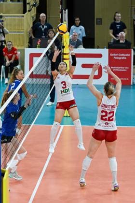 06 12 2023, Volleyball, Women, CEV Volleyball Challenge Cup, Round of 16 2023 2024 VC Wiesbaden Germany Galatasaray Daikin Istanbul Turkey Setter Kanami Tashiro 3 Istanbul puts the ball on Wiesbaden Sporthalle am Platz der Deutschen Hessen Germany