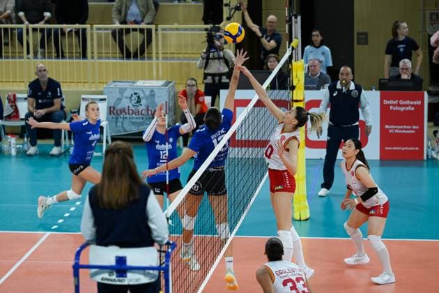 06 12 2023, Volleyball, Women, CEV Volleyball Challenge Cup, Round of 16 2023 2024 VC Wiesbaden Germany Galatasaray Daikin Istanbul Turkey Middle blocker Aycin Akyol 10 Istanbul and setter Milana Bozic 13 Wiesbaden both go to the net to play the ball Wiesbaden Sporthalle am Platz der Deutschen Hessen Germany