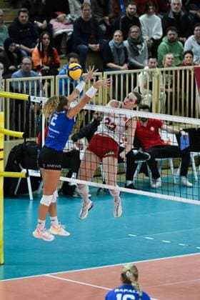 06 12 2023, Volleyball, Women, CEV Volleyball Challenge Cup, Round of 16 2023 2024 VC Wiesbaden Germany Galatasaray Daikin Istanbul Turkey Outside attacker Jaidyn Blanchfield 2 Wiesbaden tries to stop the attack of middle blocker Heather Michelle Gneiting 22 Istanbul Wiesbaden Sporthalle am Platz der Deutschen Hessen Germany