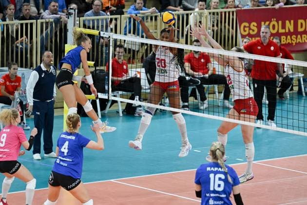 06 12 2023, Volleyball, Women, CEV Volleyball Challenge Cup, Round of 16 2023 2024 VC Wiesbaden Germany Galatasaray Daikin Istanbul Turkey Diagonal attacker Danielle Amina Cuttino 20 Istanbul and middle blocker Heather Michelle Gneiting 22 Istanbul jump high to stop the attack of outside attacker Jaidyn Blanchfield 2 Wiesbaden Wiesbaden Sporthalle am Platz der Deutschen Hessen Germany