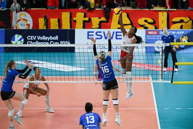 06 12 2023, Volleyball, Women, CEV Volleyball Challenge Cup, Round of 16 2023 2024 VC Wiesbaden Germany Galatasaray Daikin Istanbul Turkey Diagonal attacker Danielle Amina Cuttino 20 Istanbul hits the ball Wiesbaden Sporthalle am Platz der Deutschen Hessen Germany