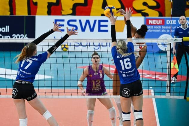06 12 2023, Volleyball, Women, CEV Volleyball Challenge Cup, Round of 16 2023 2024 VC Wiesbaden Germany Galatasaray Daikin Istanbul Turkey Diagonal player Izabella Rapacz 16 Wiesbaden blocks the ball from outside attacker Logan Ashley Eggleston 33 Istanbul Wiesbaden Sporthalle am Platz der Deutschen Hessen Germany