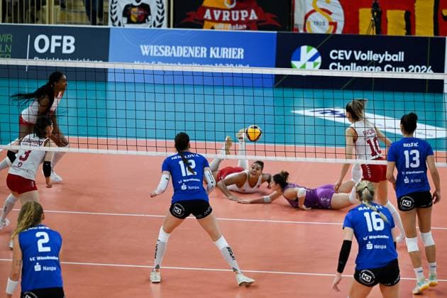 06 12 2023, Volleyball, Women, CEV Volleyball Challenge Cup, Round of 16 2023 2024 VC Wiesbaden Germany Galatasaray Daikin Istanbul Turkey Wiesbadens players hope to win the point while two Istanbul players throw themselves on the floor to play the ball Wiesbaden Sports Hall at Platz der Deutschen Hessen Germany