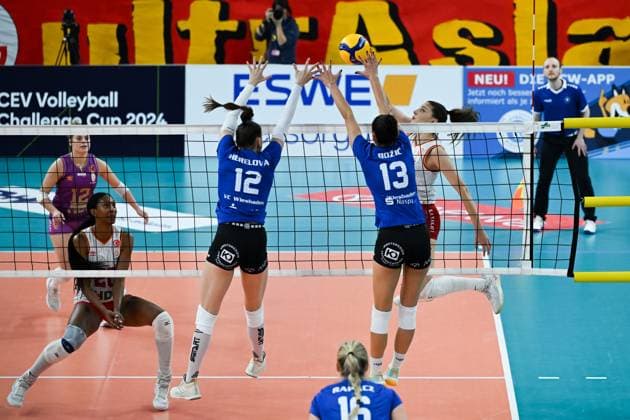 06 12 2023, Volleyball, Women, CEV Volleyball Challenge Cup, Round of 16 2023 2024 VC Wiesbaden Germany Galatasaray Daikin Istanbul Turkey Outside attacker Ilkin Aydin 2 Istanbul tries to play the ball over setter Milana Bozic 13 Wiesbaden and middle blocker Nina Herelova 12 Wiesbaden Wiesbaden Sporthalle am Platz der Deutschen Hessen Germany