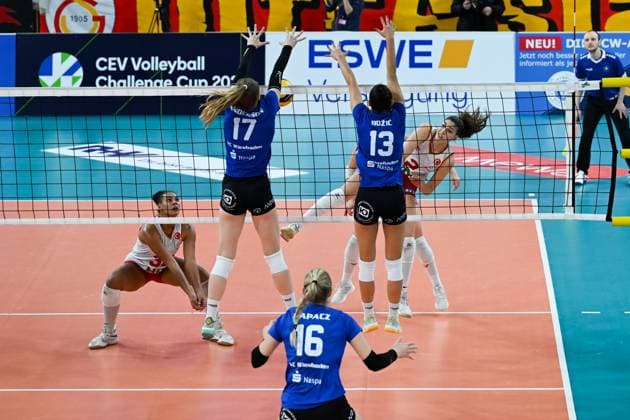 06 12 2023, Volleyball, Women, CEV Volleyball Challenge Cup, Round of 16 2023 2024 VC Wiesbaden Germany Galatasaray Daikin Istanbul Turkey Middle blocker Rachel Anderson 17 Wiesbaden successfully intercepts the attack of outside attacker Ilkin Aydin 2 Istanbul Wiesbaden Sporthalle am Platz der Deutschen Hessen Germany