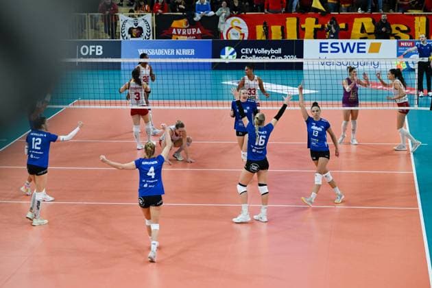 06 12 2023, Volleyball, Women, CEV Volleyball Challenge Cup, Round of 16 2023 2024 VC Wiesbaden Germany Galatasaray Daikin Istanbul Turkey Wiesbadens players celebrate a point Wiesbaden Sporthalle am Platz der Deutschen Hessen Germany