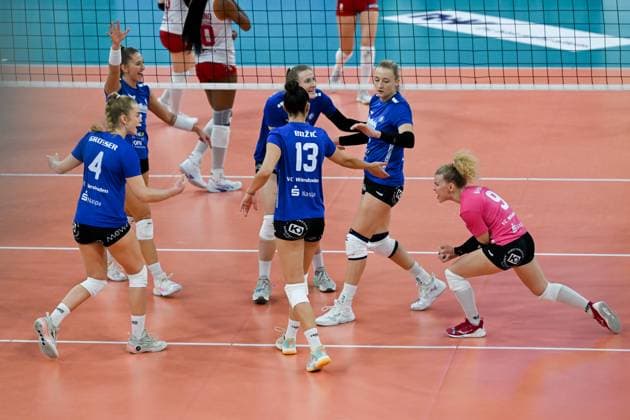 06 12 2023, Volleyball, Women, CEV Volleyball Challenge Cup, Round of 16 2023 2024 VC Wiesbaden Germany Galatasaray Daikin Istanbul Turkey Wiesbadens players celebrate a point Wiesbaden Sporthalle am Platz der Deutschen Hessen Germany