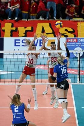 06 12 2023, Volleyball, Women, CEV Volleyball Challenge Cup, Round of 16 2023 2024 VC Wiesbaden Germany Galatasaray Daikin Istanbul Turkey Diagonal player Izabella Rapacz 16 Wiesbaden tries to play the ball over middle blocker Aycin Akyol 10 Istanbul and outside attacker Logan Ashley Eggleston 33 Istanbul Wiesbaden Sporthalle am Platz der Deutschen Hessen Germany