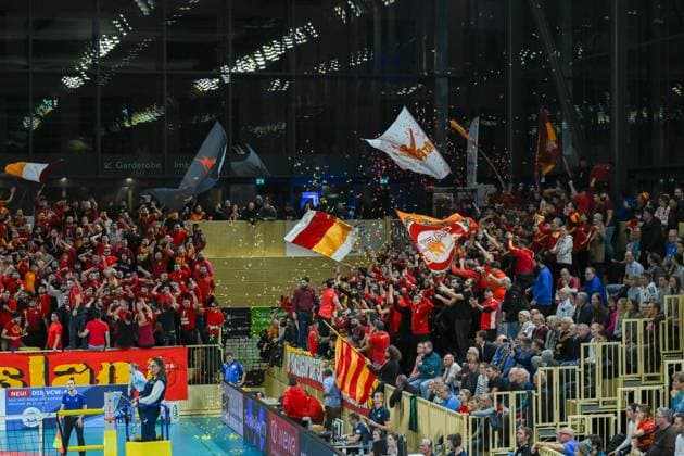 06 12 2023, Volleyball, Women, CEV Volleyball Challenge Cup, Round of 16 2023 2024 VC Wiesbaden Germany Galatasaray Daikin Istanbul Turkey Istanbul fans throw red and yellow pieces of paper during the match Wiesbaden sports hall at Platz der Deutschen Hessen Germany