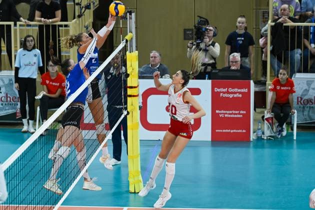 06 12 2023, Volleyball, Women, CEV Volleyball Challenge Cup, Round of 16 2023 2024 VC Wiesbaden Germany Galatasaray Daikin Istanbul Turkey Outside attacker Jaidyn Blanchfield 2 Wiesbaden blocks the ball from middle blocker Aycin Akyol 10 Istanbul Wiesbaden Sporthalle am Platz der Deutschen Hessen Germany