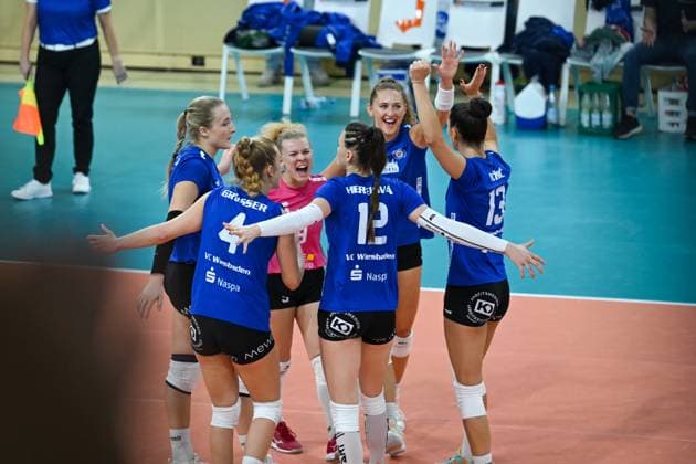 06 12 2023, Volleyball, Women, CEV Volleyball Challenge Cup, Round of 16 2023 2024 VC Wiesbaden Germany Galatasaray Daikin Istanbul Turkey Great jubilation among the players of VC Wiesbaden Wiesbaden Sporthalle am Platz der Deutschen Hessen Germany