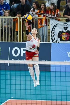 06 12 2023, Volleyball, Women, CEV Volleyball Challenge Cup, Round of 16 2023 2024 VC Wiesbaden Germany Galatasaray Daikin Istanbul Turkey Setter Kanami Tashiro 3 Istanbul serves the ball Wiesbaden Sporthalle am Platz der Deutschen Hessen Germany