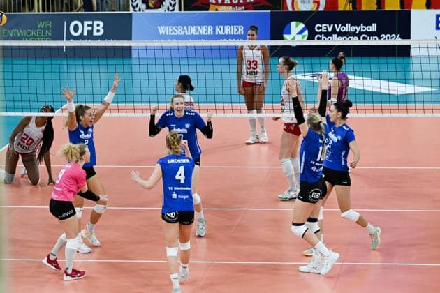 06 12 2023, Volleyball, Women, CEV Volleyball Challenge Cup, Round of 16 2023 2024 VC Wiesbaden Germany Galatasaray Daikin Istanbul Turkey Great jubilation among the players of VC Wiesbaden Wiesbaden Sporthalle am Platz der Deutschen Hessen Germany
