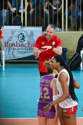 06 12 2023, Volleyball, Women, CEV Volleyball Challenge Cup, Round of 16 2023 2024 VC Wiesbaden Germany Galatasaray Daikin Istanbul Turkey Head coach Guillermo Naranjo Hernandez Istanbul shows his players what he wants Wiesbaden Sporthalle am Platz der Deutschen Hessen Germany