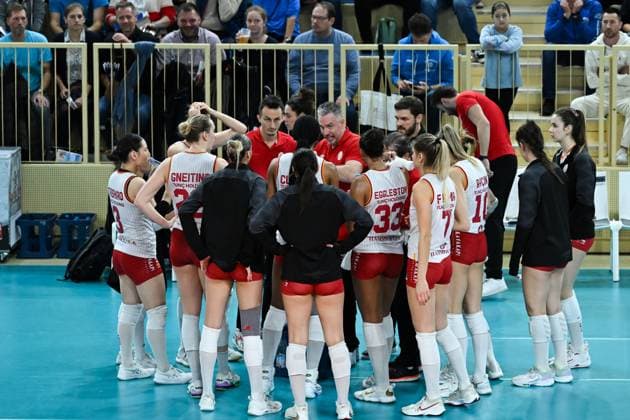 06 12 2023, Volleyball, Women, CEV Volleyball Challenge Cup, Round of 16 2023 2024 VC Wiesbaden Germany Galatasaray Daikin Istanbul Turkey Head coach Guillermo Naranjo Hernandez Istanbul gives a speech during a short break Wiesbaden sports hall at Platz der Deutschen Hessen Germany