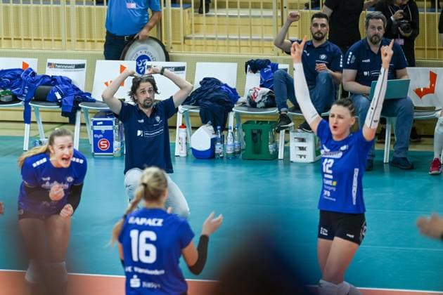 06 12 2023, Volleyball, Women, CEV Volleyball Challenge Cup, Round of 16 2023 2024 VC Wiesbaden Germany Galatasaray Daikin Istanbul Turkey Head coach Benedikt Frank Wiesbaden indicates that the ball is out Wiesbaden Sporthalle am Platz der Deutschen Hessen Germany