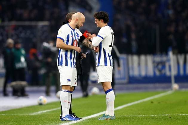 06 12 2023, xtgx, Football DFB Cup 1 8 Final, Hertha BSC Berlin Hamburger SV emspor, v l Fabian Reese Hertha BSC Berlin hands over the captains armband to Toni Leistner Hertha BSC Berlin DFL DFB REGULATIONS PROHIBIT ANY USE OF PHOTOGRAPHS as IMAGE SEQUENCES and or QUASI VIDEO Berlin