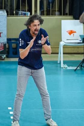 06 12 2023, Volleyball, Women, CEV Volleyball Challenge Cup, Round of 16 2023 2024 VC Wiesbaden Germany Galatasaray Daikin Istanbul Turkey Head coach Benedikt Frank Wiesbaden motivates his players Wiesbaden Sporthalle am Platz der Deutschen Hessen Germany