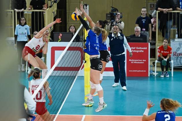 06 12 2023, Volleyball, Women, CEV Volleyball Challenge Cup, Round of 16 2023 2024 VC Wiesbaden Germany Galatasaray Daikin Istanbul Turkey Middle blocker Rachel Anderson 17 Wiesbaden successfully blocks the ball Wiesbaden Sporthalle am Platz der Deutschen Hessen Germany