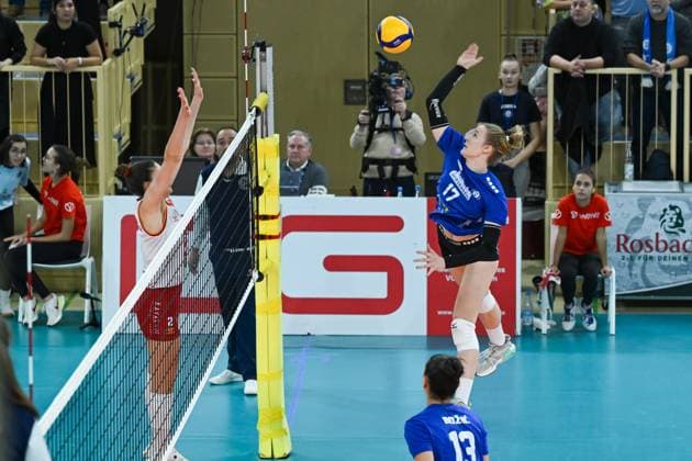 06 12 2023, Volleyball, Women, CEV Volleyball Challenge Cup, Round of 16 2023 2024 VC Wiesbaden Germany Galatasaray Daikin Istanbul Turkey Middle blocker Rachel Anderson 17 Wiesbaden hits the ball Wiesbaden Sporthalle am Platz der Deutschen Hessen Germany