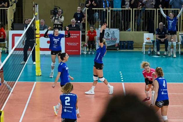 06 12 2023, Volleyball, Women, CEV Volleyball Challenge Cup, Round of 16 2023 2024 VC Wiesbaden Germany Galatasaray Daikin Istanbul Turkey Great joy among Wiesbadens players after winning a point Wiesbaden Sporthalle am Platz der Deutschen Hessen Germany