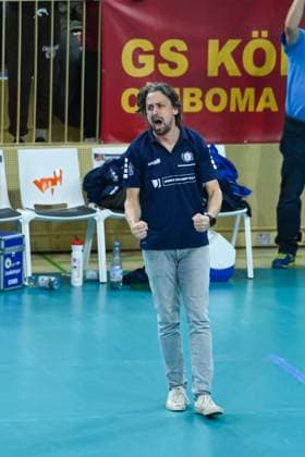 06 12 2023, Volleyball, Women, CEV Volleyball Challenge Cup, Round of 16 2023 2024 VC Wiesbaden Germany Galatasaray Daikin Istanbul Turkey Head coach Benedikt Frank Wiesbaden celebrates a point win in the tie break Wiesbaden Sporthalle am Platz der Deutschen Hessen Germany