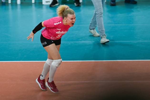 06 12 2023, Volleyball, Women, CEV Volleyball Challenge Cup, Round of 16 2023 2024 VC Wiesbaden Germany Galatasaray Daikin Istanbul Turkey Libera Rene Sain 9 Wiesbaden cheers energetically after winning a point Wiesbaden Sporthalle am Platz der Deutschen Hessen Germany