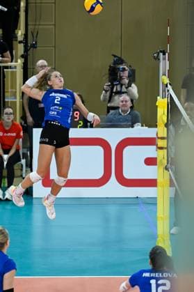 06 12 2023, Volleyball, Women, CEV Volleyball Challenge Cup, Round of 16 2023 2024 VC Wiesbaden Germany Galatasaray Daikin Istanbul Turkey Outside attacker Jaidyn Blanchfield 2 Wiesbaden jumps high and takes a shot from Wiesbaden Sporthalle am Platz der Deutschen Hessen Germany