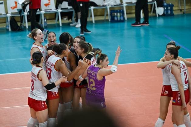 06 12 2023, Volleyball, Women, CEV Volleyball Challenge Cup, Round of 16 2023 2024 VC Wiesbaden Germany Galatasaray Daikin Istanbul Turkey Great jubilation among Istanbuls players after winning the fifth set and thus playing a golden set Wiesbaden Sporthalle am Platz der Deutschen Hessen Germany