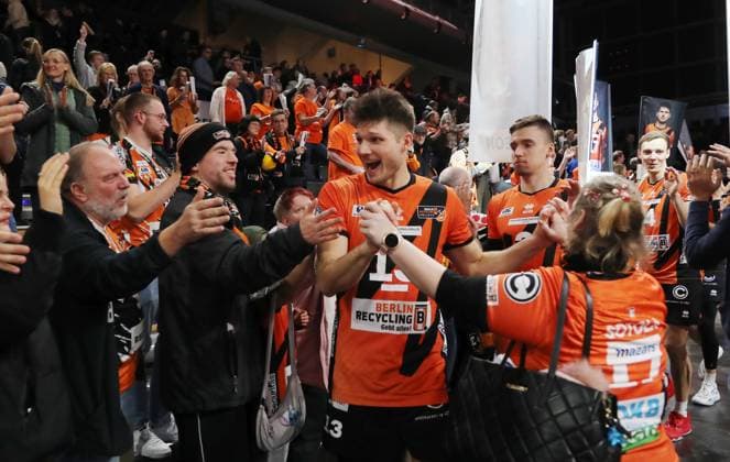 Ruben Schott, BR Volleys team celebrates victory and entry into the final Sport Volleyball DVV Cup semi-final mens season 2023 2024 06 12 2023 BR Volleys Berlin BRV vs SVG Lüneburg