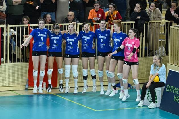 06 12 2023, Volleyball, Women, CEV Volleyball Challenge Cup, Round of 16 2023 2024 VC Wiesbaden Germany Galatasaray Daikin Istanbul Turkey Wiesbadens substitutes eagerly await victory Wiesbaden Sporthalle am Platz der Deutschen Hessen Germany
