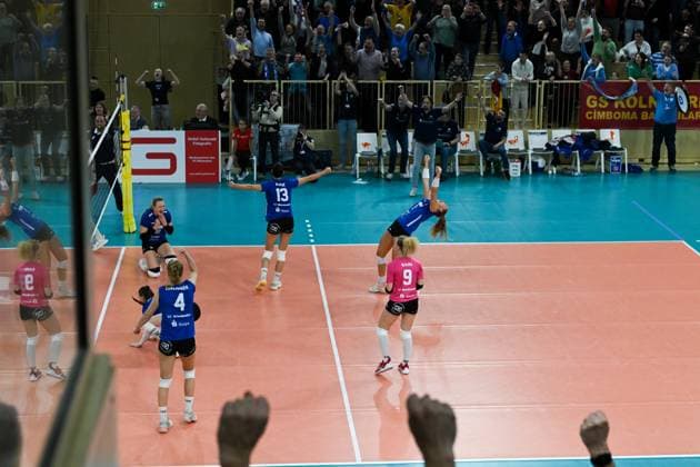 06 12 2023, Volleyball, Women, CEV Volleyball Challenge Cup, Round of 16 2023 2024 VC Wiesbaden Germany Galatasaray Daikin Istanbul Turkey Huge cheers from the VC Wiesbaden players after winning the Golden Set Wiesbaden Sporthalle am Platz der Deutschen Hessen Germany