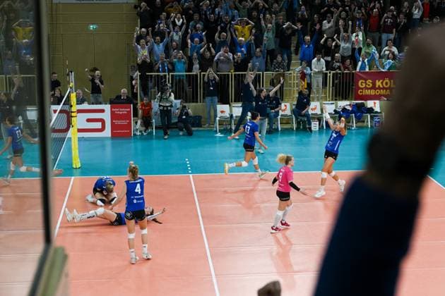 06 12 2023, Volleyball, Women, CEV Volleyball Challenge Cup, Round of 16 2023 2024 VC Wiesbaden Germany Galatasaray Daikin Istanbul Turkey Huge cheers from the VC Wiesbaden players after winning the Golden Set Wiesbaden Sporthalle am Platz der Deutschen Hessen Germany