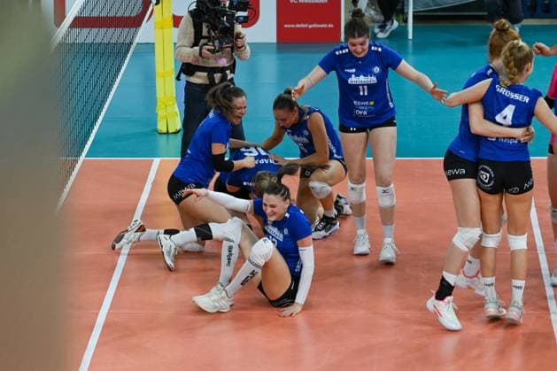06 12 2023, Volleyball, Women, CEV Volleyball Challenge Cup, Round of 16 2023 2024 VC Wiesbaden Germany Galatasaray Daikin Istanbul Turkey Huge cheers from the VC Wiesbaden players after winning the Golden Set Wiesbaden Sporthalle am Platz der Deutschen Hessen Germany
