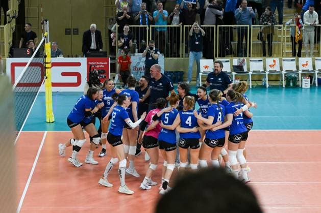 06 12 2023, Volleyball, Women, CEV Volleyball Challenge Cup, Round of 16 2023 2024 VC Wiesbaden Germany Galatasaray Daikin Istanbul Turkey Huge cheers from the VC Wiesbaden players after winning the Golden Set Wiesbaden Sporthalle am Platz der Deutschen Hessen Germany