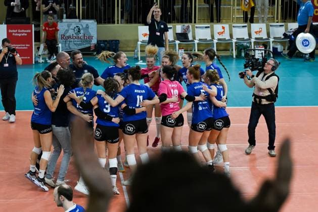 06 12 2023, Volleyball, Women, CEV Volleyball Challenge Cup, Round of 16 2023 2024 VC Wiesbaden Germany Galatasaray Daikin Istanbul Turkey Huge cheers from the VC Wiesbaden players after winning the Golden Set Wiesbaden Sporthalle am Platz der Deutschen Hessen Germany