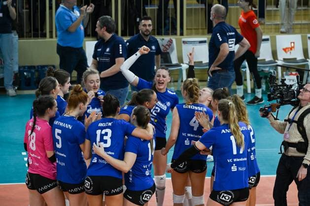 06 12 2023, Volleyball, Women, CEV Volleyball Challenge Cup, Round of 16 2023 2024 VC Wiesbaden Germany Galatasaray Daikin Istanbul Turkey Huge cheers from the VC Wiesbaden players after winning the Golden Set Wiesbaden Sporthalle am Platz der Deutschen Hessen Germany